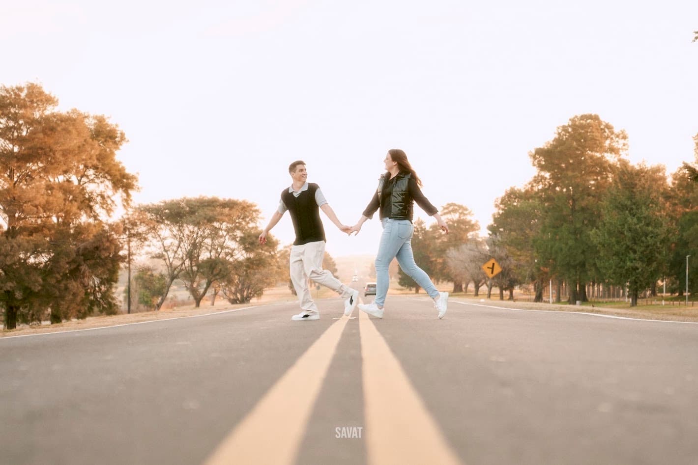 Ilan y Dani caminando juntos sobre una ruta
